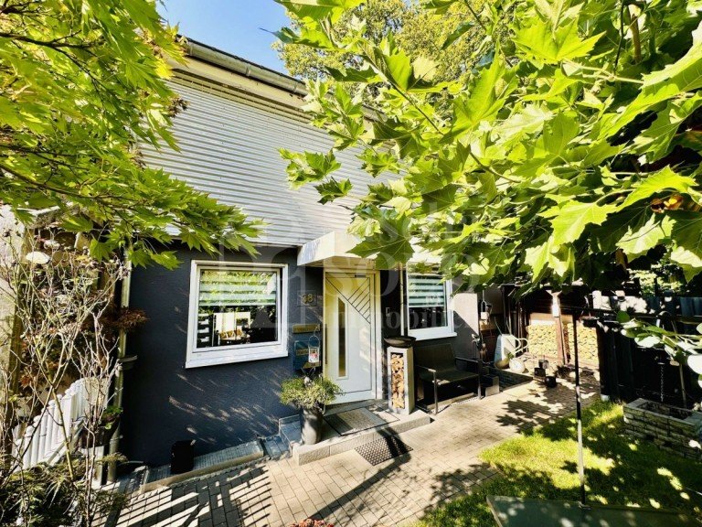 Vorderseite Sankt Ingbert Reihenendhaus Modernes Reihenendhaus in St. Ingbert - S�d mit K�che, Sauna, Wintergarten, Garage und Dachterrasse