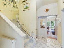 Treppe zum DG Charmante Liegenschaft ideal f�r Singles oder Paare - mit Garten, Terrasse, Balkon und Stellplatz