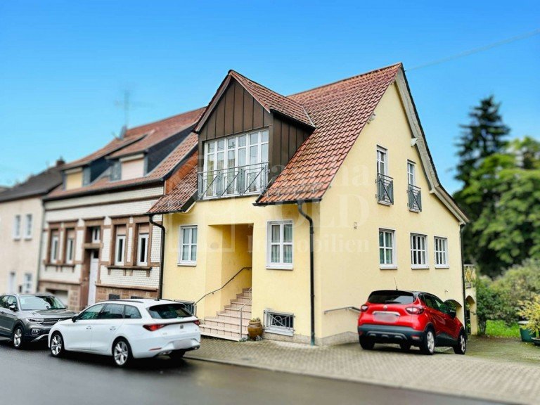 Stra�enseite Saarbr�cken Reihenendhaus Charmante Liegenschaft ideal f�r Singles oder Paare - mit Garten, Terrasse, Balkon und Stellplatz