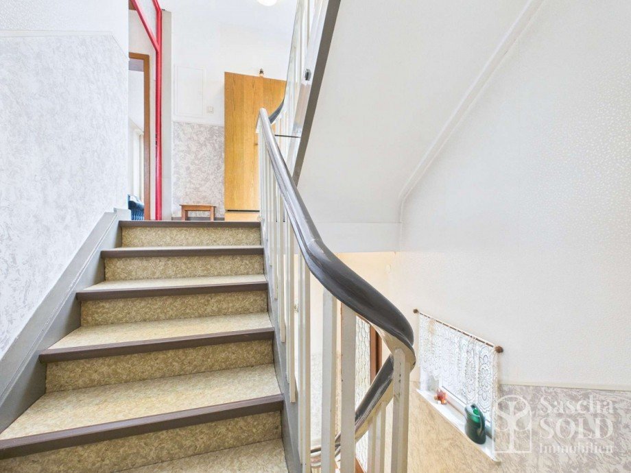 Treppe zum OG Zweifamilienhaus Saarbr�cken
