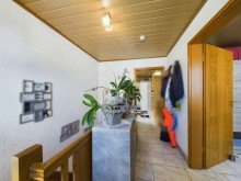 DG - Flur Gepflegtes Einfamilienhaus mit Terrasse, Garten, Garage in Heusweiler - Holz