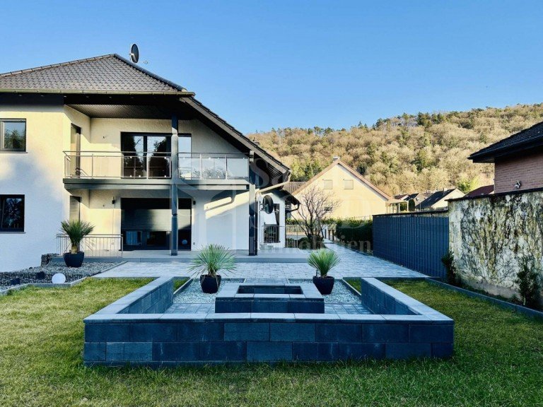 Garten Kirkel Mehrfamilienhaus Luxuri�se Liegenschaft mit 3 Wohneinheiten in Kirkel - mit Stellpl�tzen, Doppelgarage & Garten