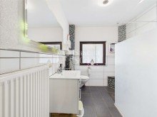 Erdgeschoss - Bad Freistehendes Zweifamilienhaus in super Lage - mit Garten, Balkon und Garage in St. Ingbert