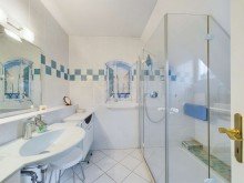 DG - Badezimmer Charmante Liegenschaft ideal f�r Singles oder Paare - mit Garten, Terrasse, Balkon und Stellplatz