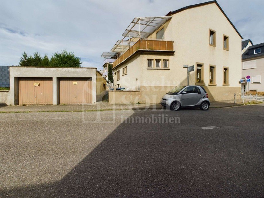 Giebelseite/Garagen Reiheneckhaus Sankt Ingbert