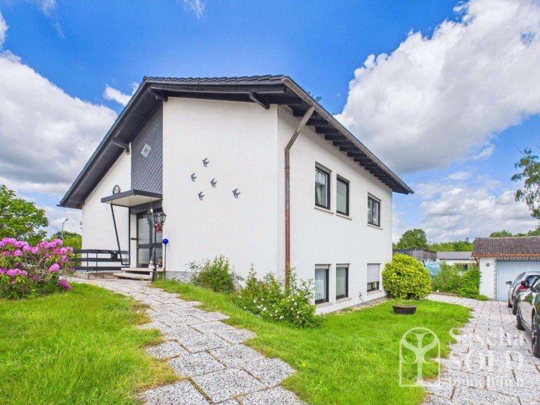 Geb�udeansicht Gro�rosseln Einfamilienhaus Freistehendes Einfamilienhaus mit heller Wohnatmosph�re, Gartenanlage und Garage, Dorf im Warndt