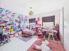 Erdgeschoss - Kinderzimmer Freistehendes Zweifamilienhaus in super Lage - mit Garten, Balkon und Garage in St. Ingbert