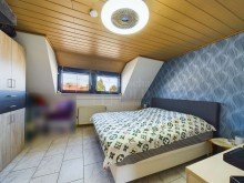 DG - Eltern Schlafzimmer Gepflegtes Einfamilienhaus mit Terrasse, Garten, Garage in Heusweiler - Holz