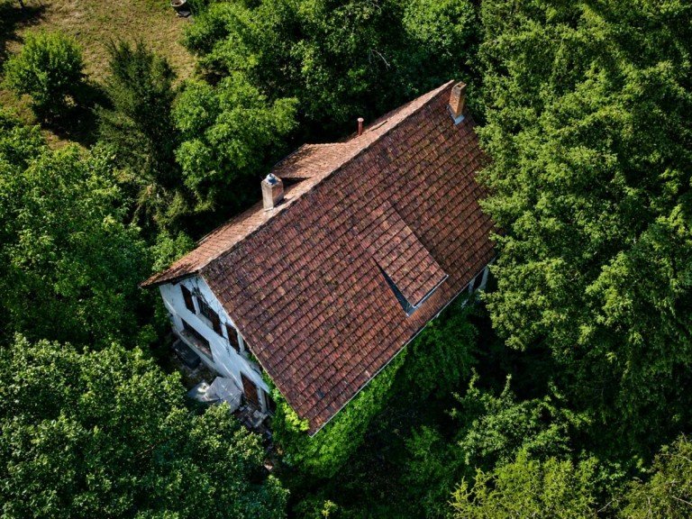 Drohnenaufnahme (mit KI bearbeitet) Blieskastel - Saarpfalz-Kreis Einfamilienhaus Freistehende Liegenschaft mit Sanierungsbedarf in erh�hter Wohnlage nahe der Blieskasteler Altstadt