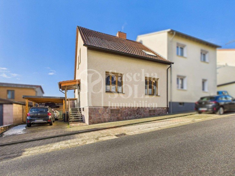 Stra�enseite Sankt Ingbert - Saarpfalz-Kreis Einfamilienhaus Gepflegtes Einfamilienhaus mit 4 Zimmern, 2 B�dern, Terrasse, Carport - N�he Stadtpark St. Ingbert
