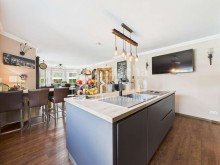 EG - K�che Freistehendes Einfamilienhaus mit Pool, Sauna und PV-Anlage - Viel Platz & Komfort in ruhiger Lage