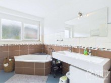 DG - Badezimmer Bezugsfrei - Hochwertiges Familiendomizil mit neuer W�rmepumpe, Kamin, Garten, Garage und PV-Anlage