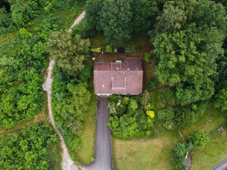 Drohnenaufnahme Spiesen-Elversberg Einfamilienhaus Wohnen mit Weitblick - Gro�es, sanierungsbed�rftiges Anwesen auf weitl�ufigem Grundst�ck, Elversberg