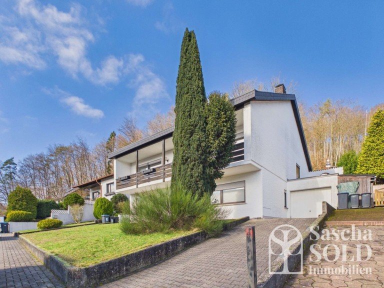 Stra�enseite Sankt Ingbert - Saarpfalz-Kreis Einfamilienhaus Gro�es Einfamilienhaus in begehrter Lage von Oberw�rzbach, St. Ingbert mit Terrasse und S�dbalkon