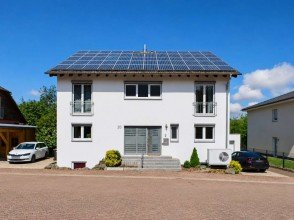 Hauptbild Bezugsfrei - Hochwertiges Familiendomizil mit neuer Wärmepumpe, Kamin, Garten und PV-Anlage