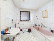 Dachgeschoss - Badezimmer Freistehendes Zweifamilienhaus in super Lage - mit Garten, Balkon und Garage in St. Ingbert